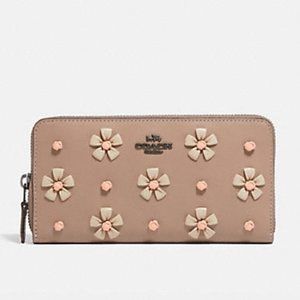 Refined calf leather wallet with hand-woven nappa leather tea rose knot